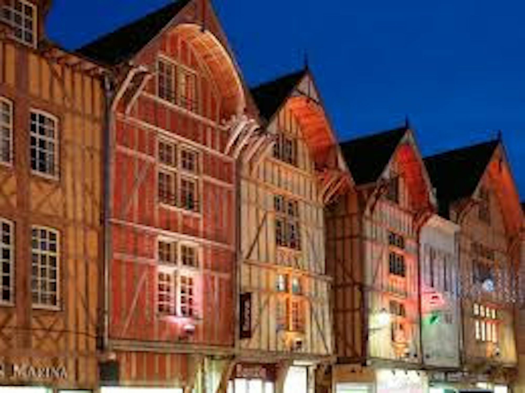 Logis Hotel Du Cirque Troyes Centre Historique Exterior foto